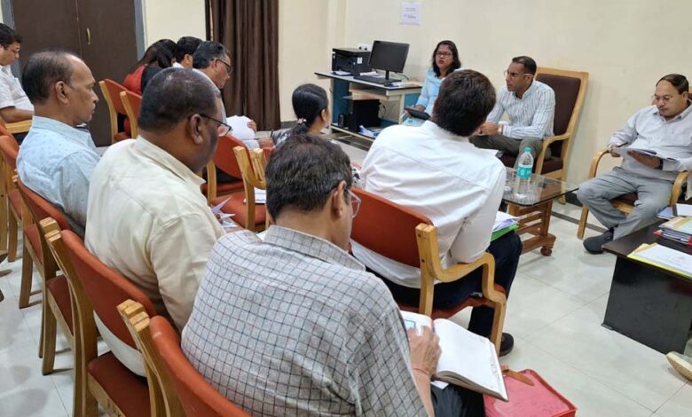 बस्तर-में-सड़कों-और-पुलों-के-काम-में-आएगी-तेजी,-लोक-निर्माण-विभाग-के-सचिव-ने-अधिकारियों-व-ठेकेदारों-की-ली-बैठक