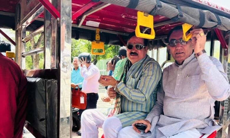 ई-रिक्शा-से-कैबिनेट-बैठक-के-लिए-मंत्रालय-पहुंचे-मंत्री-द्वय-श्री-टेटवाल-और-पंवार