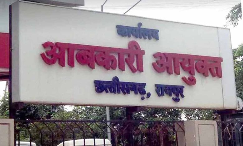 रायपुर-आबकारी-कार्यालय-में-वर्षों-से-जमे-अधिकारियों-पर-चर्चा-तेज,-तबादला-नीति-पर-घिरा-विभाग