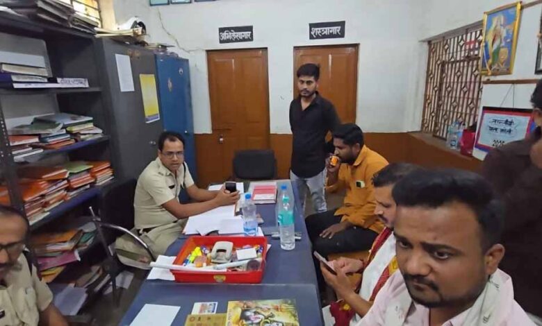 बिलासपुर-में-कबाड़-माफिया-की-vip-एंट्री!-थाने-में-बैठकर-चाय-पीते-तस्वीर-वायरल