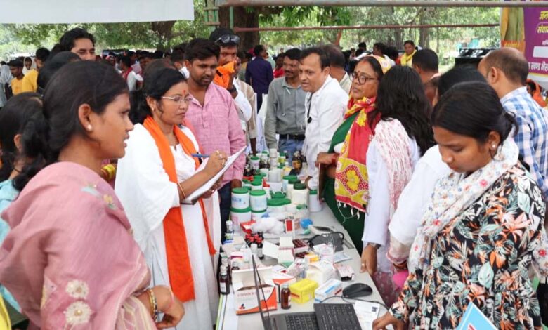 रायपुर : समाधान शिविर कुटरु में उमड़ा जनसैलाब- तपती धूप में भी दिखा शासकीय योजनाओं के प्रति ग्रामीणों का भारी उत्साह