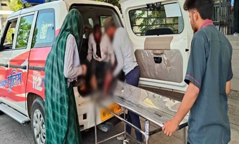 रतलाम-के-डायल-112-हीरोज-सड़क-दुर्घटना-में-घायल-बुजुर्ग-को-अस्पताल-में-भर्ती-कराया