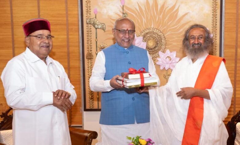 माननीय उपराष्ट्रपति सी.पी. राधाकृष्णन ने पांच राष्ट्रीय पहलों का शुभारंभ किया, द आर्ट ऑफ लिविंग के 45 वर्ष पूरे होने पर स्मारक डाक टिकट का अनावरण किया