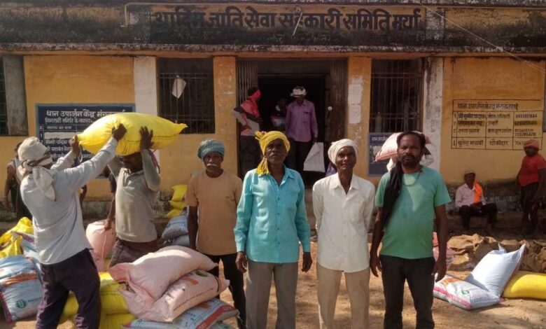 किसान-चोवाराम-एवं-बेनीराम-ने-खाद,-बीज-के-वितरण-की-व्यवस्था-की-सराहना-की