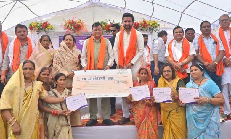 सुशासन-तिहार:-गोपालपुर-समाधान-शिविर-में-पहुंचे-प्रभारी-मंत्री-लखन-लाल-देवांगन,-17-पंचायतों-के-ग्रामीणों-को-मिला-योजनाओं-का-लाभ