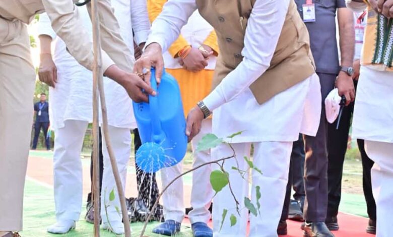मुख्यमंत्री  विष्णु देव साय ने ‘एक पेड़ मां के नाम’ अभियान के तहत किया पीपल का पौधारोपण
