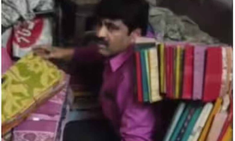 साड़ियों के ढेर के नीचे छिपा TMC नेता गिरफ्तार, हावड़ा में वीडियो वायरल