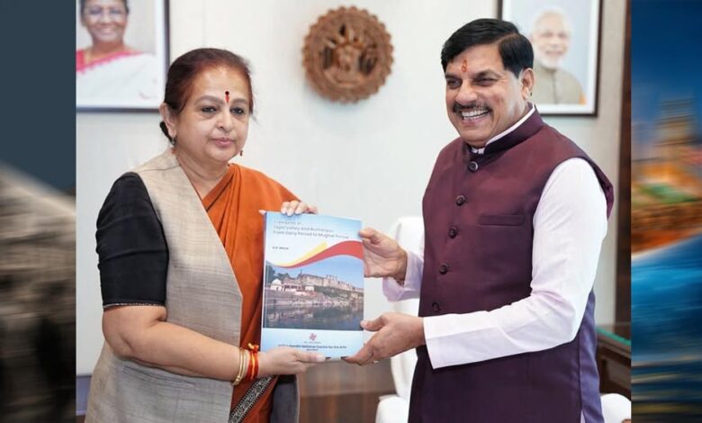 मुख्यमंत्री-डॉ.-यादव-को-ट्रेजर्स-ऑफ-ताप्ती-वैली-एण्ड-बुरहानपुर-की-प्रति-भेंट