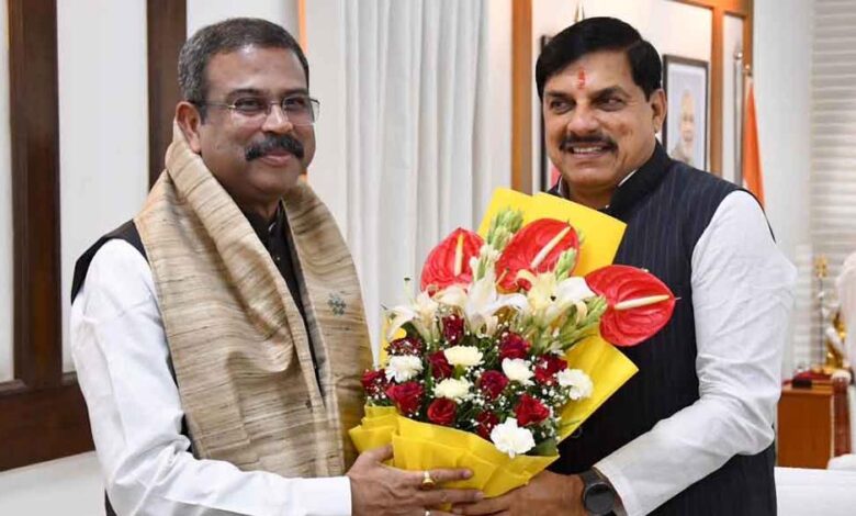 मुख्यमंत्री-डॉ.-यादव-से-केंद्रीय-शिक्षा-मंत्री-धर्मेंद्र-प्रधान-ने-की-भेंट