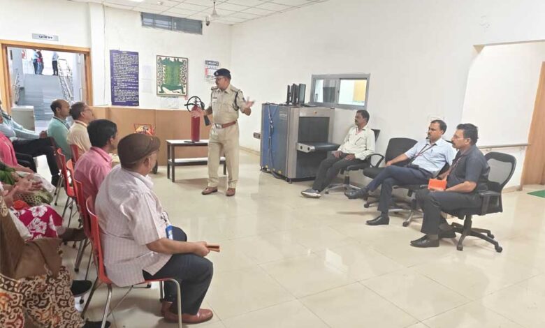 पुलिस-मुख्यालय-में-सुरक्षाकर्मियों-को-दिया-फायर-सेफ्टी-का-प्रशिक्षण