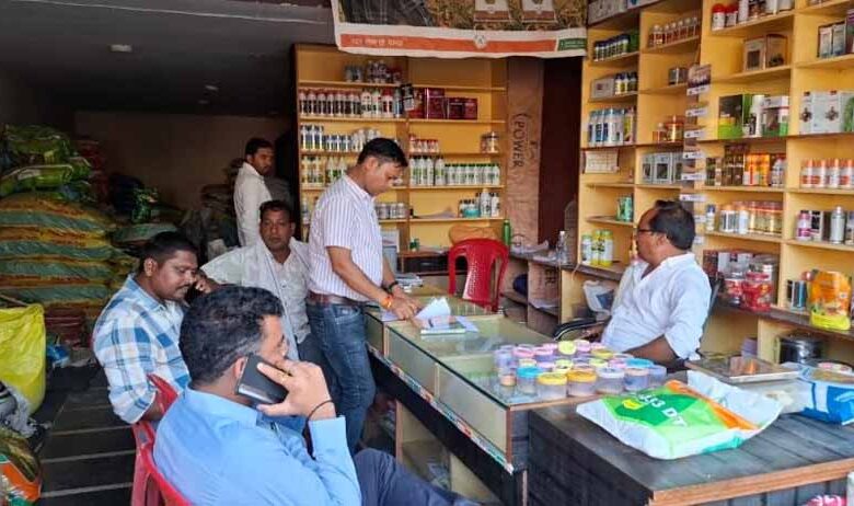 खाद-कालाबाजारी-पर-बड़ा-एक्शन,-1500-बोरी-जब्त;-दो-प्रतिष्ठानों-के-लाइसेंस-निलंबित