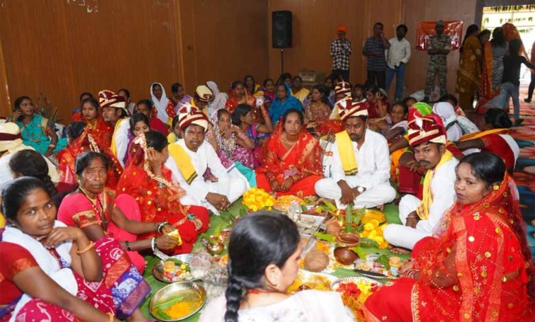 मुख्यमंत्री-कन्या-विवाह-योजना-के-तहत-जगदलपुर-में-17-जोड़ों-ने-थामा-एक-दूजे-का-हाथ