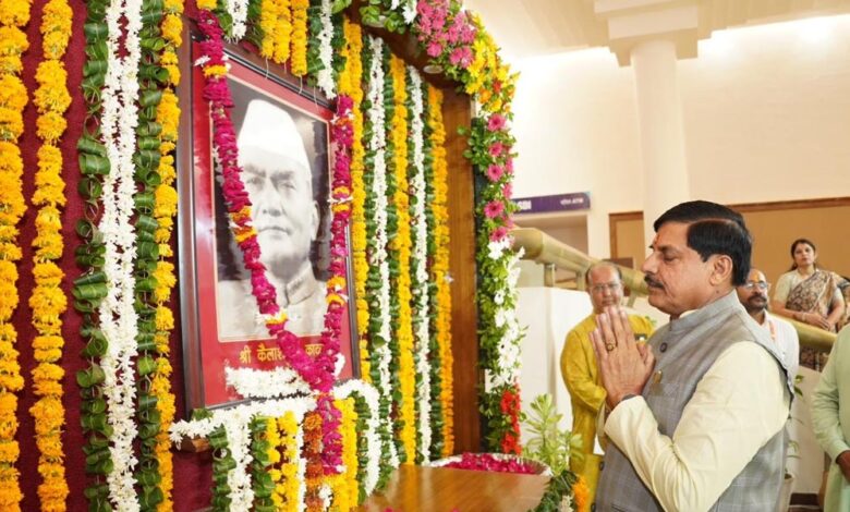 मुख्यमंत्री-डॉ-यादव-ने-पूर्व-मुख्यमंत्री-स्व.-कैलाश-नाथ-काटजू-की-जयंती-पर-पुष्पांजलि-की-अर्पित