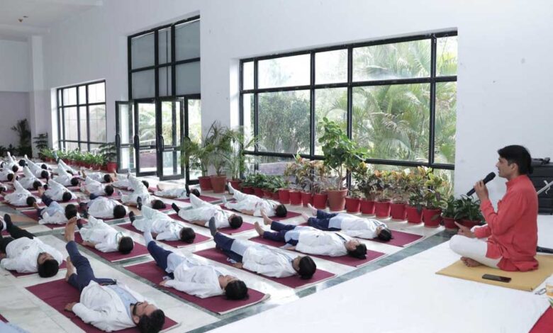 बीएमएचआरसी में योग सप्ताह के तीसरे दिन मरीजों और विद्यार्थियों के लिए योग सत्र आयोजित
