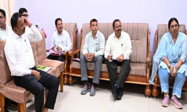 लोक-निर्माण-विभाग-के-सचिव-ने-निर्माणाधीन-एवं-प्रस्तावित-कार्यों-की-समीक्षा-की