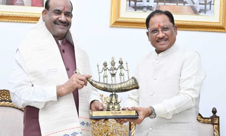 लोकसभा अध्यक्ष  ओम बिरला ने मुख्यमंत्री  विष्णु देव साय से की सौजन्य भेंट