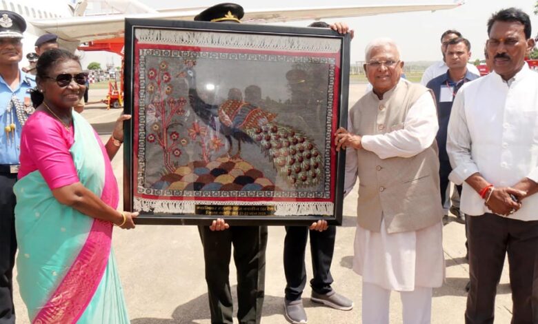 चीता-परिवार-को-देखने-के-बाद-राष्ट्रपति-लौटीं-दिल्ली,-ग्वालियर-एयरपोर्ट-पर-हुआ-भव्य-विदाई-समारोह