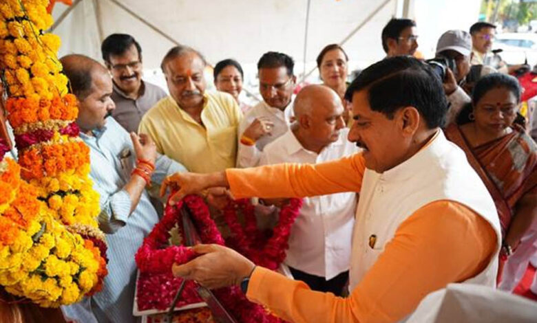 मुख्यमंत्री-डॉ-यादव-ने-डॉ.-श्यामा-प्रसाद-मुखर्जी-के-बलिदान-दिवस-पर-उनकी-प्रतिमा-पर-पुष्पांजलि-अर्पित-कर-श्रद्धांजलि-दी