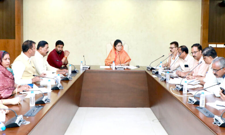 लापरवाह-ठेकेदारों-एक्शन-की-तैयारी,-राज्यमंत्री-गौर-ने-ब्लैक-लिस्ट-करने-के-दिए-निर्देश
