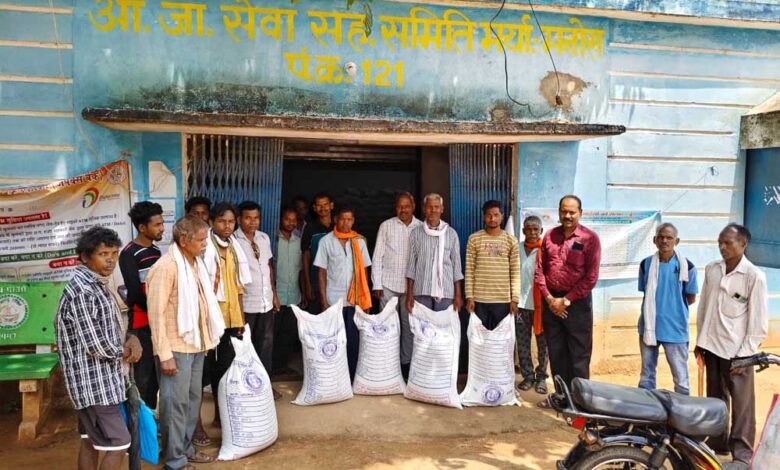 सरकार बनी किसानों की ताकत, जशपुर में रियायती दरों पर मिल रहे खाद-बीज