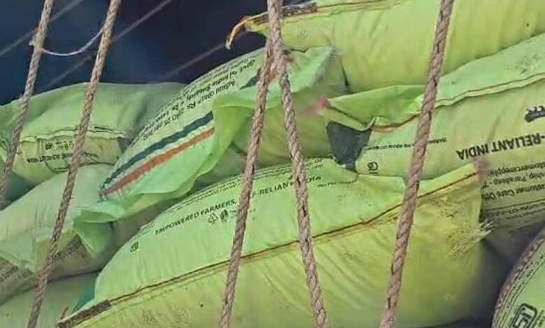 अवैध-खाद-से-भरा-मिनी-ट्रक-पकड़ा-गया,-पुलिस-ने-3-लाख-से-ज्यादा-का-माल-किया-जब्त