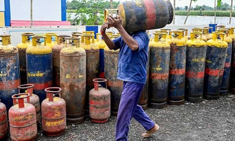 कमर्शियल सिलिंडर पर केंद्र का बड़ा फैसला, गैर-घरेलू पैक्ड LPG से हटे सभी प्रतिबंध