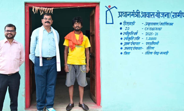मुख्यमंत्री-विष्णु-देव-साय-के-सुशासन-में-साकार-हो-रहे-गरीबों-के-सपने,-प्रधानमंत्री-आवास-योजना-से-अमृतलाल-के-परिवार-को-मिला-सम्मानपूर्ण-जीवन