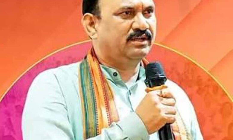 विदेशी डॉक्टरों को प्रैक्टिस की अनुमति पर स्वास्थ्य मंत्री का पलटवार, बोले- बयानबाजी छोड़ छत्तीसगढ़ की भी करें चिंता