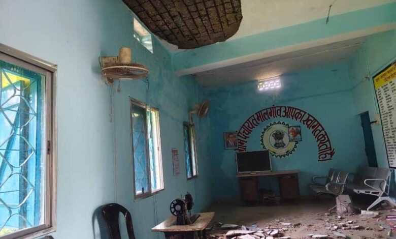 कोंडागांव-में-पंचायत-भवन-की-छत-का-पलस्तर-गिरा,-दो-प्रशिक्षु-युवतियां-घायल