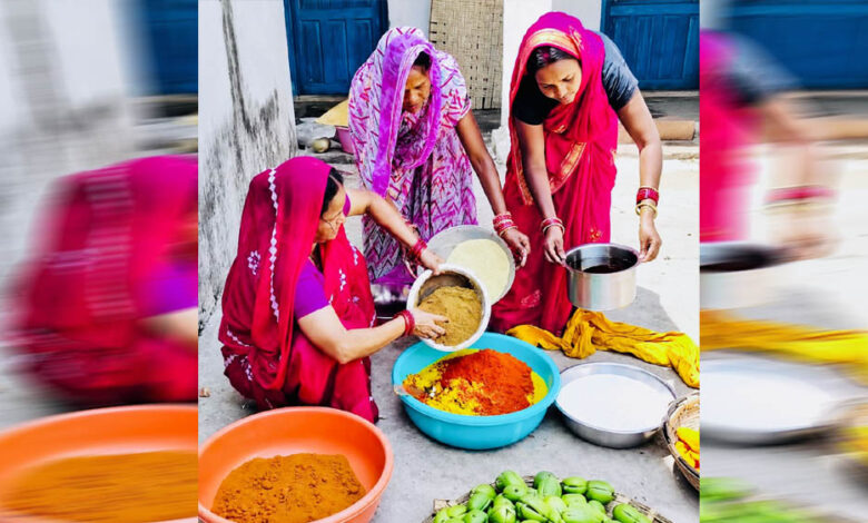 रायपुर-:-’अचार-के-स्वाद-में-घुली-आत्मनिर्भरता,-बिहान-ने-बदली-माँ-जगदंबा-समूह-की-महिलाओं-की-जिंदगी’