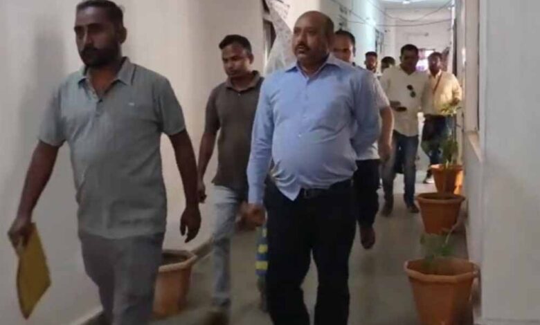 कोंडागांव-में-रिश्वतखोरी-का-भंडाफोड़,-नामांतरण-के-बदले-घूस-लेते-तहसीलदार-का-रीडर-गिरफ्तार