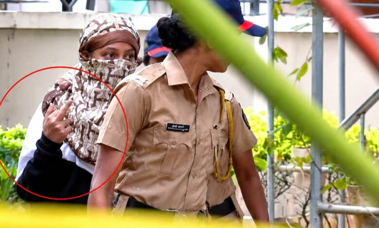 केतन-अग्रवाल-मर्डर-केस:-पुलिस-घेरे-में-सिया-गोयल-का-कथित-‘मिडिल-फिंगर’-इशारा,-video-वायरल