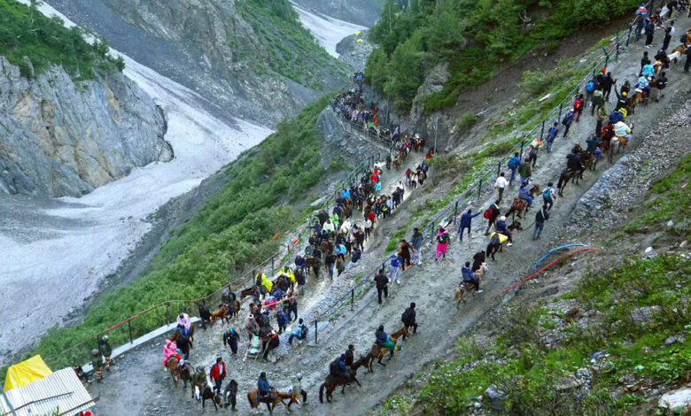 अमरनाथ यात्रा 2026: 4,812 श्रद्धालुओं का तीसरा जत्था जम्मू से रवाना, सेना के कड़े सुरक्षा घेरे में शुरू हुआ सफर