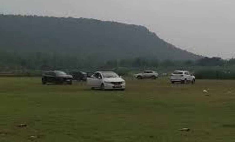 सूरजपुर के पर्यटन स्थल पर कार से खतरनाक स्टंट, युवकों का वीडियो चर्चा में